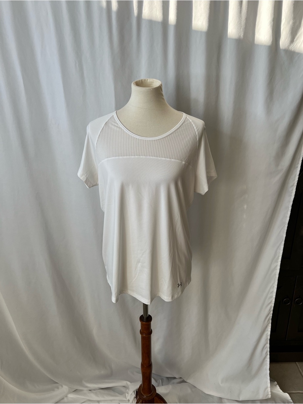 🤍 Under Armour White Mesh Panel Open Back Top – Size L 🤍
